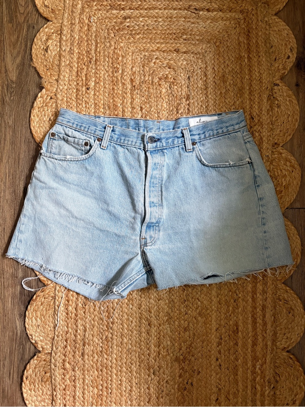 Aligrace Levi’s 501 Denim Shorts Women’s 31 Lightwash Distressed Casual Designer